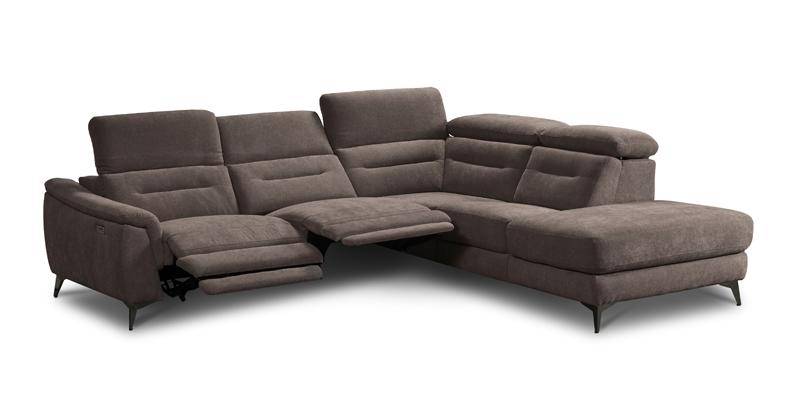 Angolare con 2 relax elettrici e pouf terminale, in tessuto antimacchia.