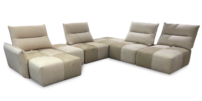 Composizione modulare ad angolo con schienali traslanti composta da n°3 elementi centrali, chaise longue, pouf rettangolare e pouf quadrato, in tessuto antimacchia.